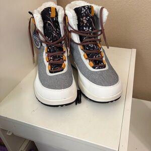 Columbia Boots - Gray, White, and Brown